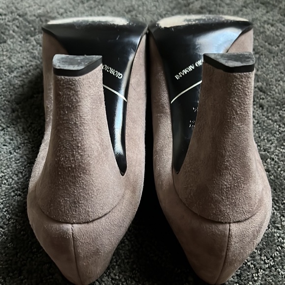 Giorgio Armani sand colored suede pumps size 39.5 - Picture 4 of 6